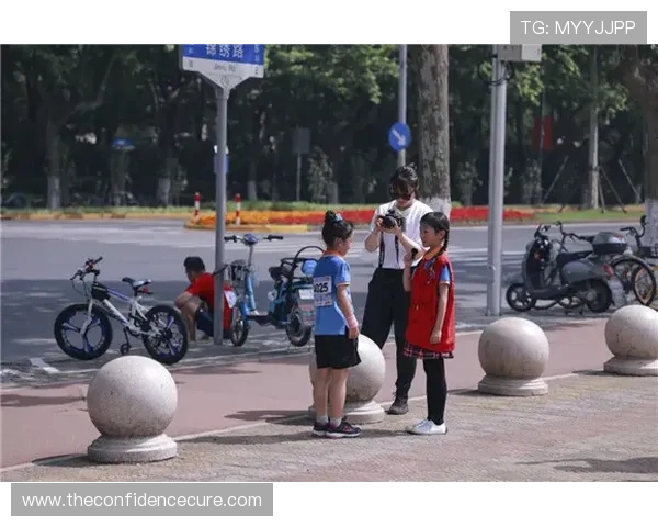 国安球星乃比江李睿跃走进建大附中开展青春足球公益体验课