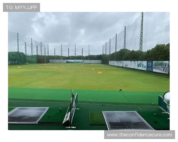 哈兰德携父亲绿茵外悠闲挥杆共享高尔夫时光 哈兰德携父亲绿茵外悠闲挥杆共享高尔夫时光